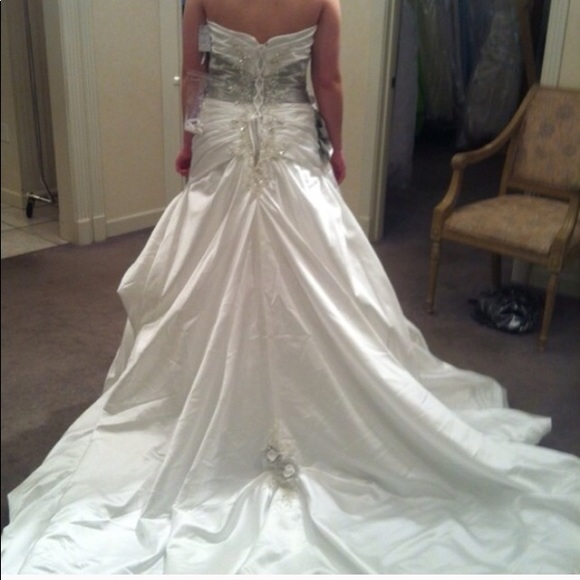 FLASH SALE 🎉BRAND NEW WEDDING DRESS - Picture 5 of 8